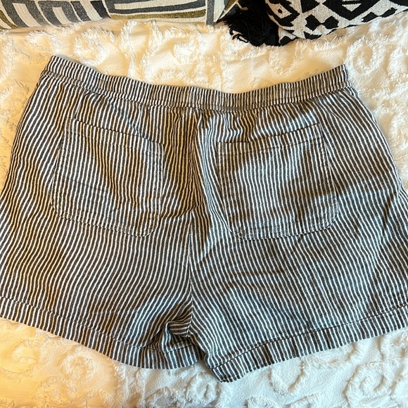 Old Navy XL High-Rise Striped Shorts - Picture 3 of 9